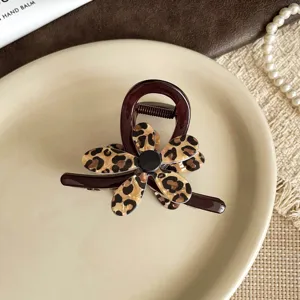 Stilvolle Leopardenmuster Haarklammer mit Schleifen-Design für elegante tägliche Frisuren.