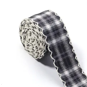 Ruban à carreaux noir et blanc avec bordure en dentelle ondulée pour accessoires DIY.