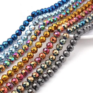 Gedetailleerde close-up van gekleurde gefacetteerde glazen kraaltjes voor sieraden.