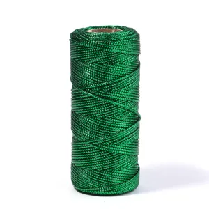 Vista detallada de cuerda metalica verde, ideal para envolver regalos y etiquetas.