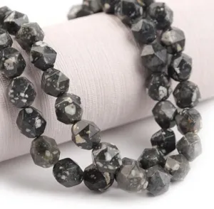 Perline in pietra naturale sfaccettate primo piano, agata cristallo grigio accessori.