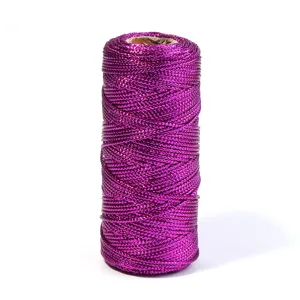 Cordón morado metálico para envolver regalos, etiquetas de ropa y manualidades, vista detallada.