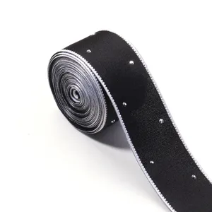 Dettaglio nastro nero con strass per accessori capelli fai da te e creazioni sartoriali.