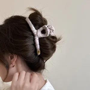 Elegante stoffummantelte große Haarklammer für Damen, stilvolles Herbst Winter Haaraccessoire für Dutt.