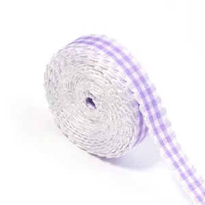 Rouleau de ruban à carreaux violet et blanc avec bord en dentelle ondulée pour loisirs créatifs DIY.