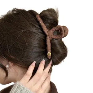 Braune stoffummantelte große Haarklammer elegante Herbst und Winter Haarschmuck für Damen