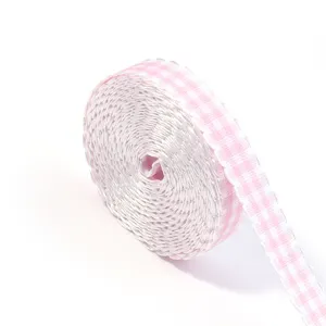 Gros plan détaillé du ruban à carreaux rose et blanc avec bords festonnés pour les loisirs.