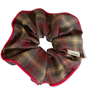 Suave coletero de cuadros extragrande con ribete rojo, accesorio de pelo elegante.