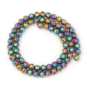 Gedetailleerd overzicht van gegalvaniseerde gefacetteerde kristalglasralen voor DIY sieraden.
