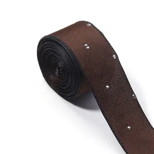 Dettaglio nastro in raso marrone con strass, ideale per fiocchi per capelli DIY e accessori moda.