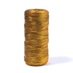 Carrete de hilo de cordón metálico dorado para envolver regalos y etiquetas de ropa.