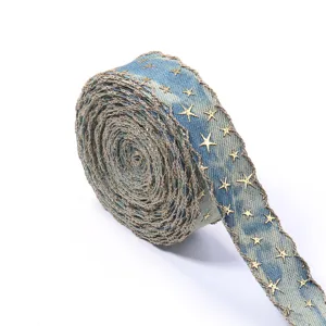 Blaues Jeans-Stoffband mit goldenen Sternen und Bogenkante für DIY-Basteln und Nähen.
