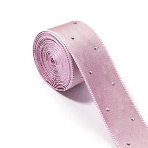 Dettaglio nastro di strass rosa per fiocchi per capelli fai da te e accessori moda.