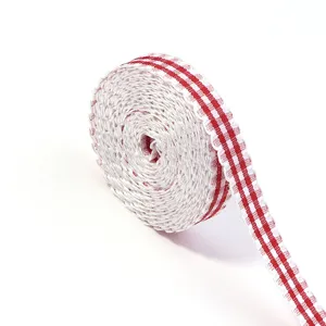 Ruban à carreaux rouge et blanc avec bord festonné pour loisirs créatifs et vêtements.