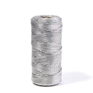 Cordón metálico plateado en primer plano, hilo brillante no elástico para regalos y etiquetas.