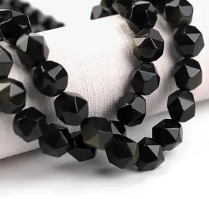 Primo piano di perline di cristallo in pietra naturale nera sfaccettate per accessori fai da te.