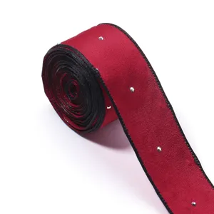 Primo piano dettagliato di nastro in raso rosso con strass e bordi neri per hobbistica.
