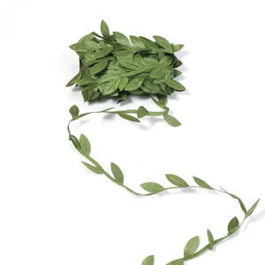 Primer plano detalle de cinta de vid de tela verde, ideal para guirnaldas y decoración.