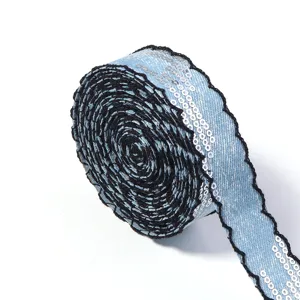 Nahaufnahme von blauem Jeans-Paillettenband mit schwarzem Bogenrand fuer DIY Haarschmuck.