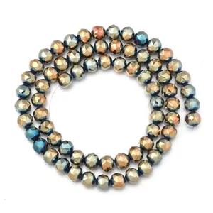 Close-up van metalen gegalvaniseerde gefaseerde kristallen glazen kralen voor DIY sieraden.