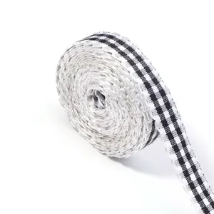 Vue détaillée du ruban à carreaux noir et blanc, idéal pour les loisirs créatifs et accessoires.