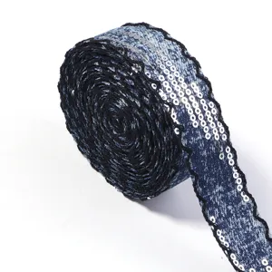 Nahaufnahme von blauem Jeans-Paillettenband, glitzernde silberne Pailletten und schwarzer Rand.