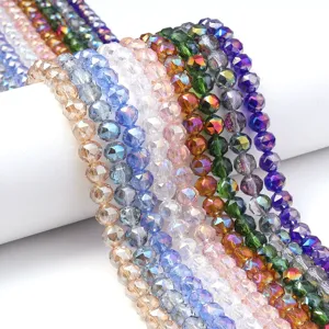 Detail van gefacetteerde kristalglas kralen met gecoate metalen kleuren voor DIY sieraden.