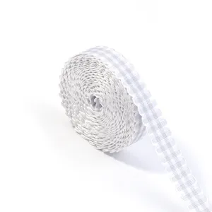 Gros plan détail de ruban à carreaux blanc et gris avec de jolies bordures vagues.
