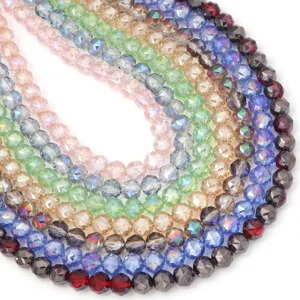 Close-up van gefacetteerde kristalglasparels, metallisch gegalvaniseerde kralen voor DIY sieraden.