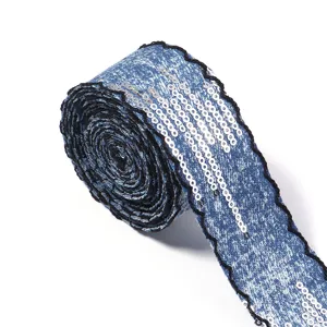 Blaues Jeans-Paillettenband mit schwarzem Wellrand für DIY-Basteln und Kleiderzubehör.