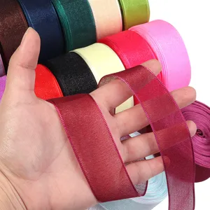Transparente Organzaband-Rolle Detailansicht, feine Textur für DIY-Basteln und Geschenkverpackung.
