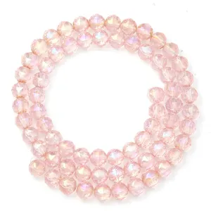 Detailopname van gefacetteerde roze kristalglas kralen, perfect voor DIY sieraden.