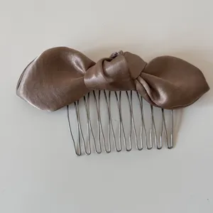 Satin Schleife Haarkamm elegante Metallzähne Haaraccessoire für Frauen Styling im Alltag