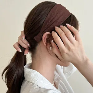 Koreanischer Vintage brauner breiter Stoffhaarreif für Damen, Detailansicht des Haaraccessoires.
