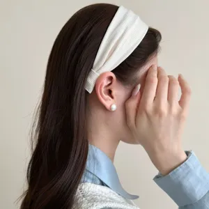 Koreanischer Retro-Breitkopfbügel für Damen, weißer Rippstoff für schicke Alltagsmode.