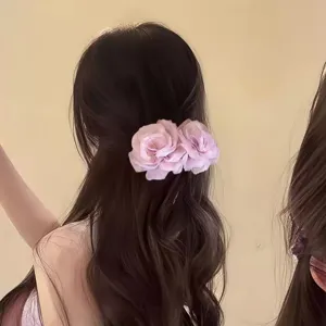 Detailansicht süßer rosa Mesh Blumen Haarkamm, elegantes Haaraccessoire für Frauen.