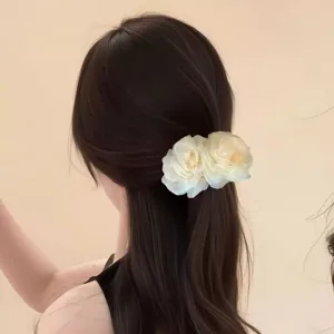 Nahaufnahme des eleganten transparenten Netzblumen-Haarkamms, süßes und romantisches Accessoire.