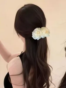 Nahaufnahme des eleganten Chiffon Doppelblumen Haarkamms mit zarter, feiner Textur.