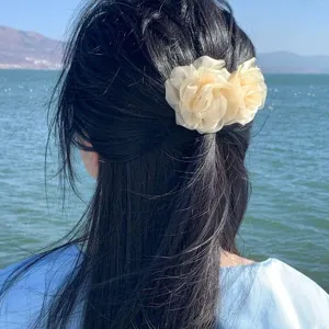 Detailansicht des transparenten Organza Blumen Haarkamms, süßes Haaraccessoire für Damen.
