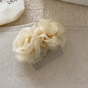 Nahaufnahme des doppelten Organza Blumen Haarkamms, süßes elegantes Haarzubehör für Frauen.