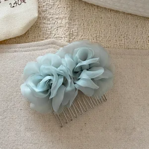 Detailansicht eleganter Organza Doppelblumen Haarkamm, zarte grüne Haaraccessoires.