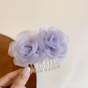 Zarte helllila transparente doppelte Blumen Haarkamm Detailansicht, eleganter Haarschmuck Stil.