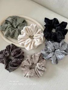 Gemütliches Winter Samt Haargummis Set, weiche elastische Haarbänder für Damen.