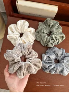 Flauschige Damen Haargummis im Winter, weiche elastische Zopfbänder für schöne Frisuren.