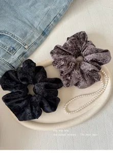 Detailaufnahme von weichen Plüsch Samt Haargummis, gemütlicher Herbst Winter Haarstyle.