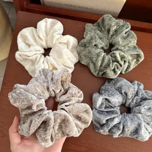 Weiche Plüsch Haargummis für Damen, elastische Samt Zopfgummis für elegante Frisuren.