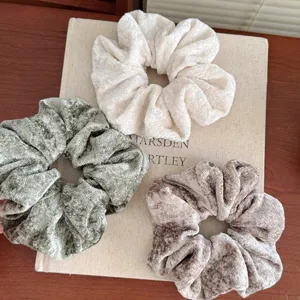 Herbst Winter Plüsch Haargummis für Damen, hochelastische Zopfgummis und Haaraccessoires.