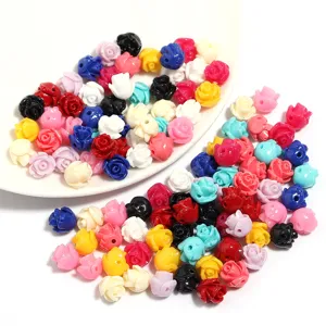 Dettaglio perle sfuse a forma di rosa colorata DIY, perfette per gioielli fatti a mano.