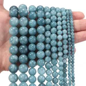 Detail van donkere aquamarijn edelsteenkralen, perfect voor handgemaakte DIY sieraden.