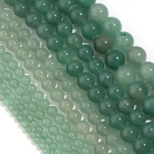 Detailopname van natuurlijke groene aventurijn ronde edelsteen kralen voor sieraden maken.